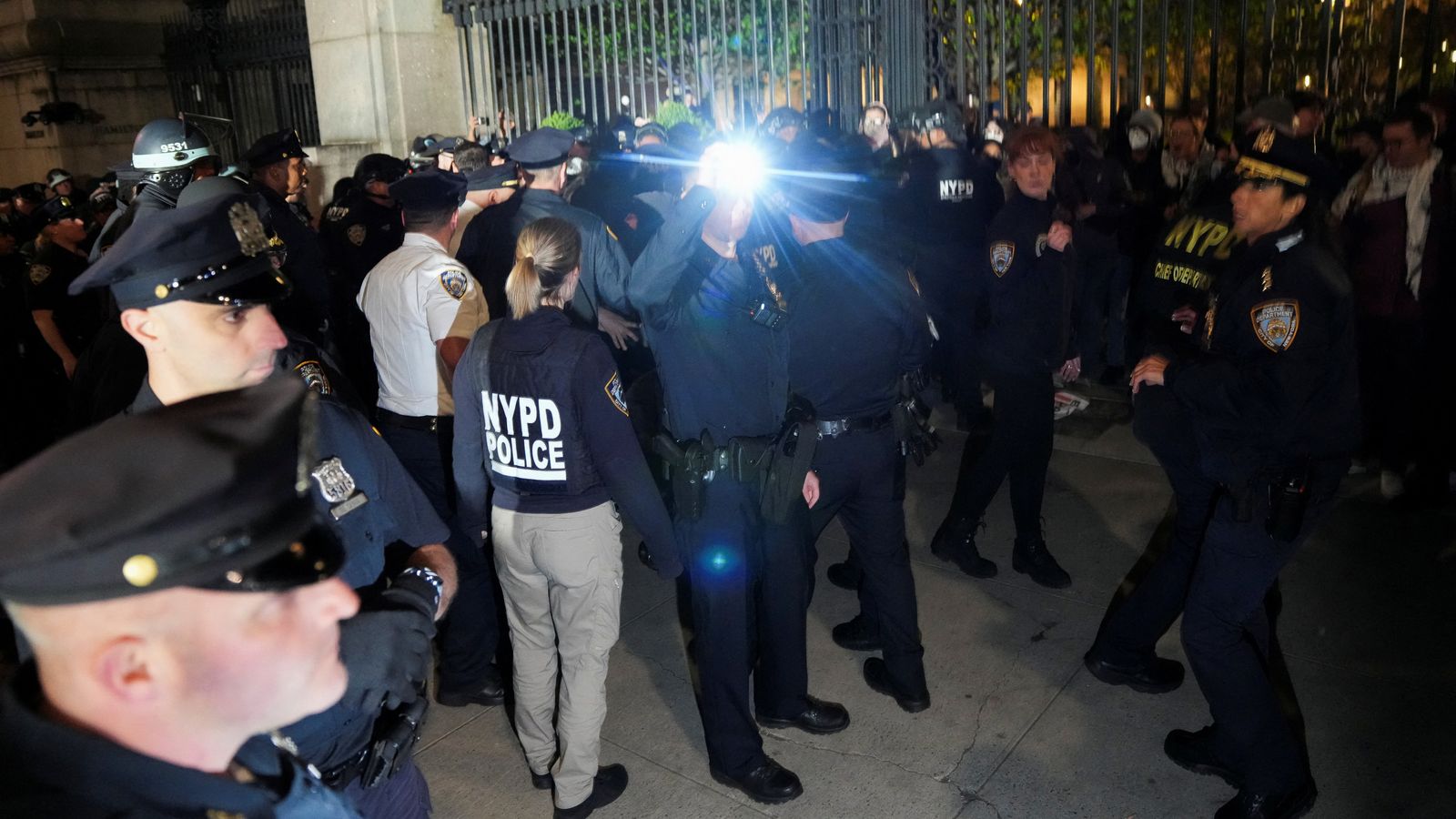 police enter columbia university campus to break up pro-palestinian protest