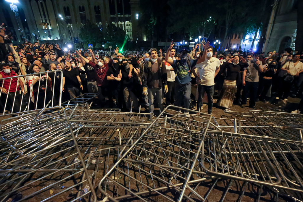 demonstranter bygger barrikader i georgien