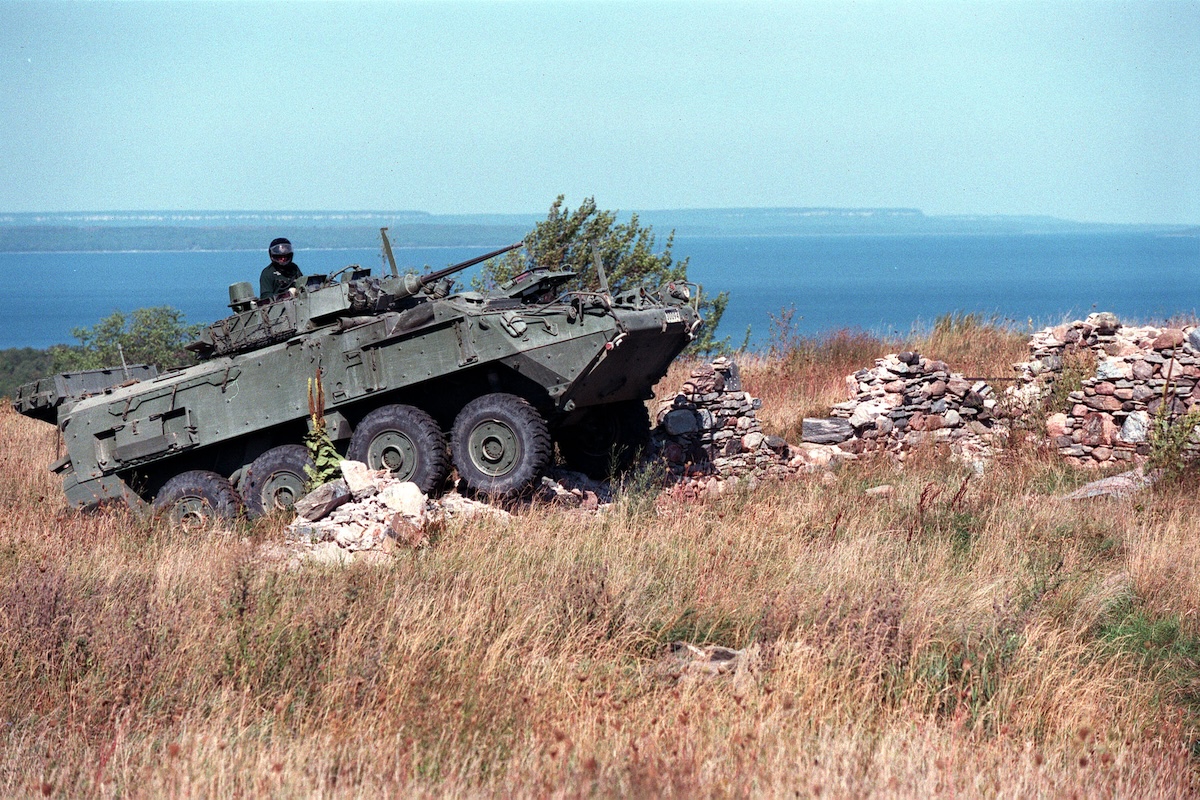 ウクライナ軍、装甲兵員輸送車も1000両不足 カナダからの50両は1年待ち