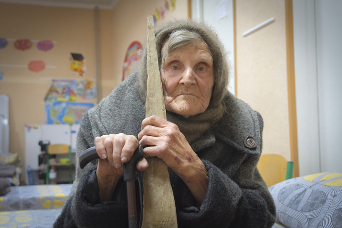 98세 우크라 할머니, 지팡이 짚고 홀로 10㎞ 걸어 러 점령지 탈출
