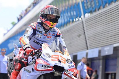rossi bantu bezzecchi tuntaskan masalah kopling di motogp spanyol