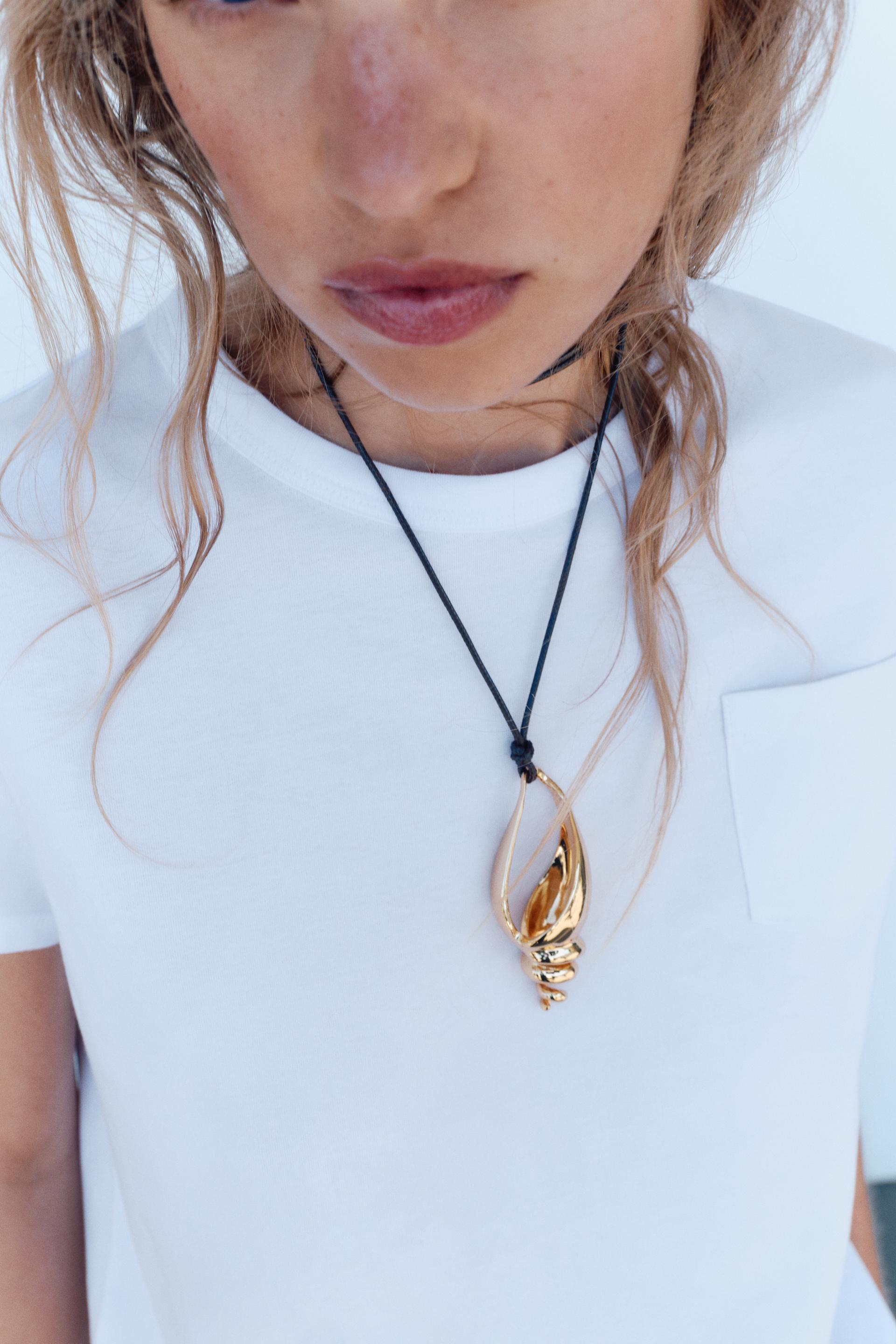 rope pendant necklaces are trending, these are the top 7 to buy now