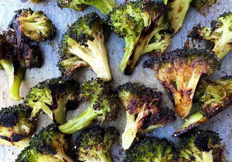 pečení brokolice má své zásady: důležitý je cukr, správná teplota trouby a rozkrojení růžiček