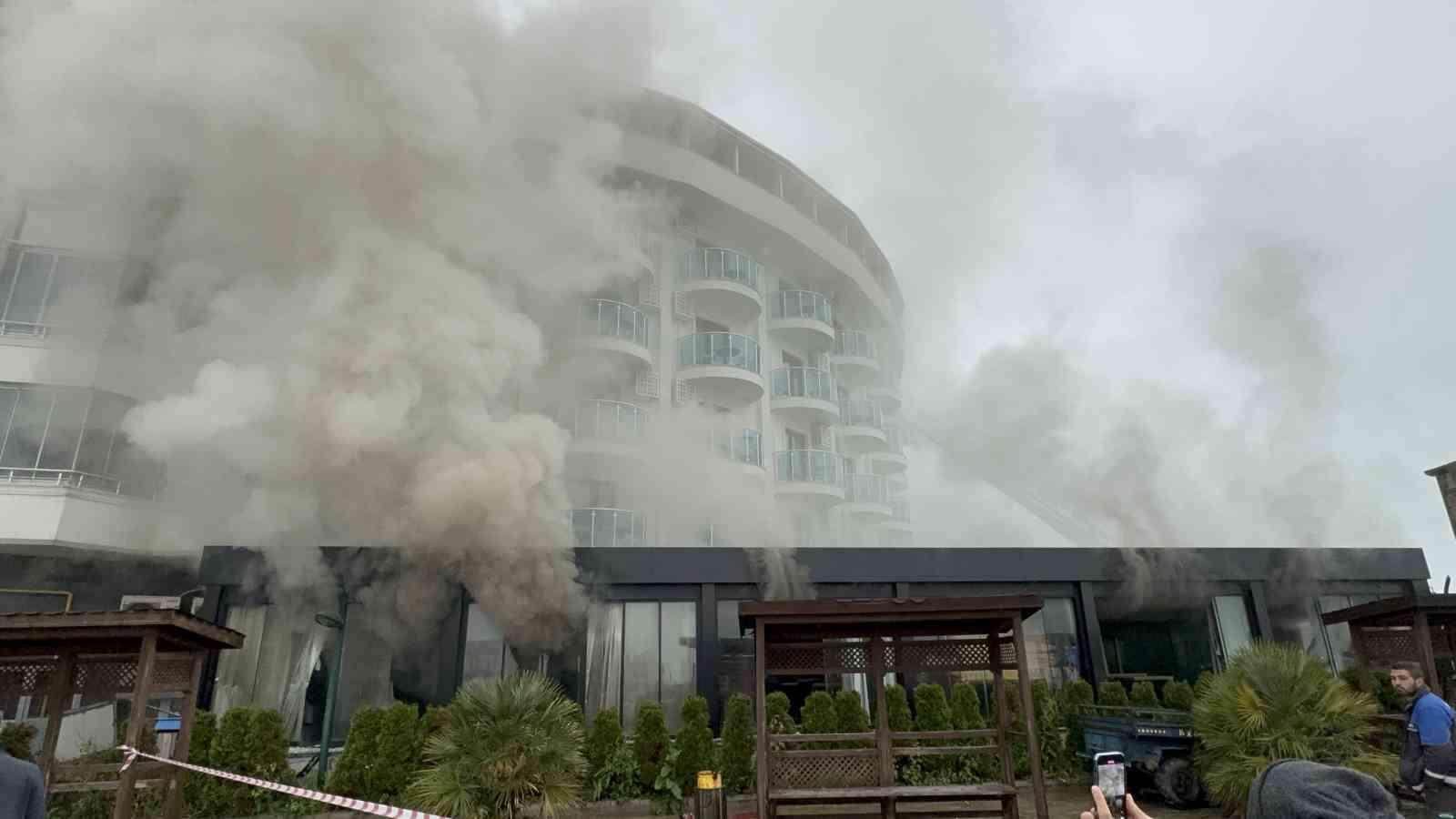 düzce’de otelde yangın: 3 kişi dumandan etkilendi