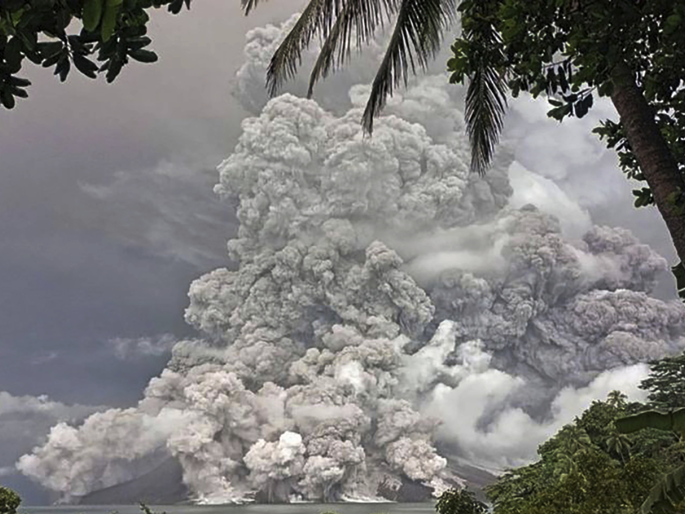 tausende evakuierungen nach neuem ausbruch von vulkan in indonesien