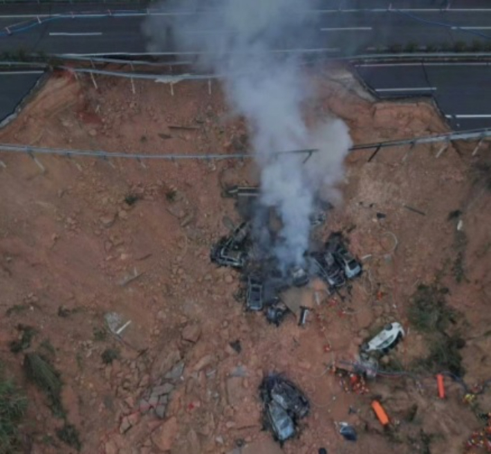 中 순식간에 무너져 내린 고속도로…19명 사망