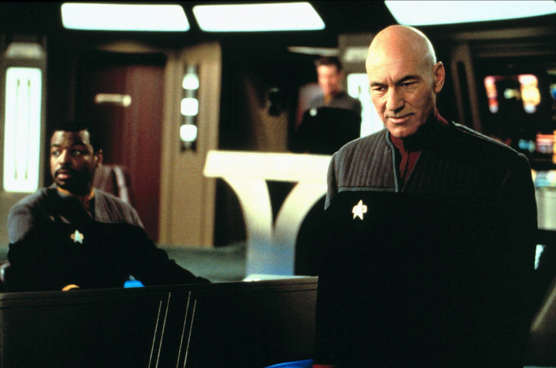 L'abilità diplomatica, la profondità intellettuale e l'integrità etica del Capitano Picard lo rendono il preferito dai fan. Il suo contegno calmo e la sua saggia leadership a bordo della USS Enterprise gli hanno fatto guadagnare l'ammirazione e il rispetto dei Trekkies di tutto il mondo.