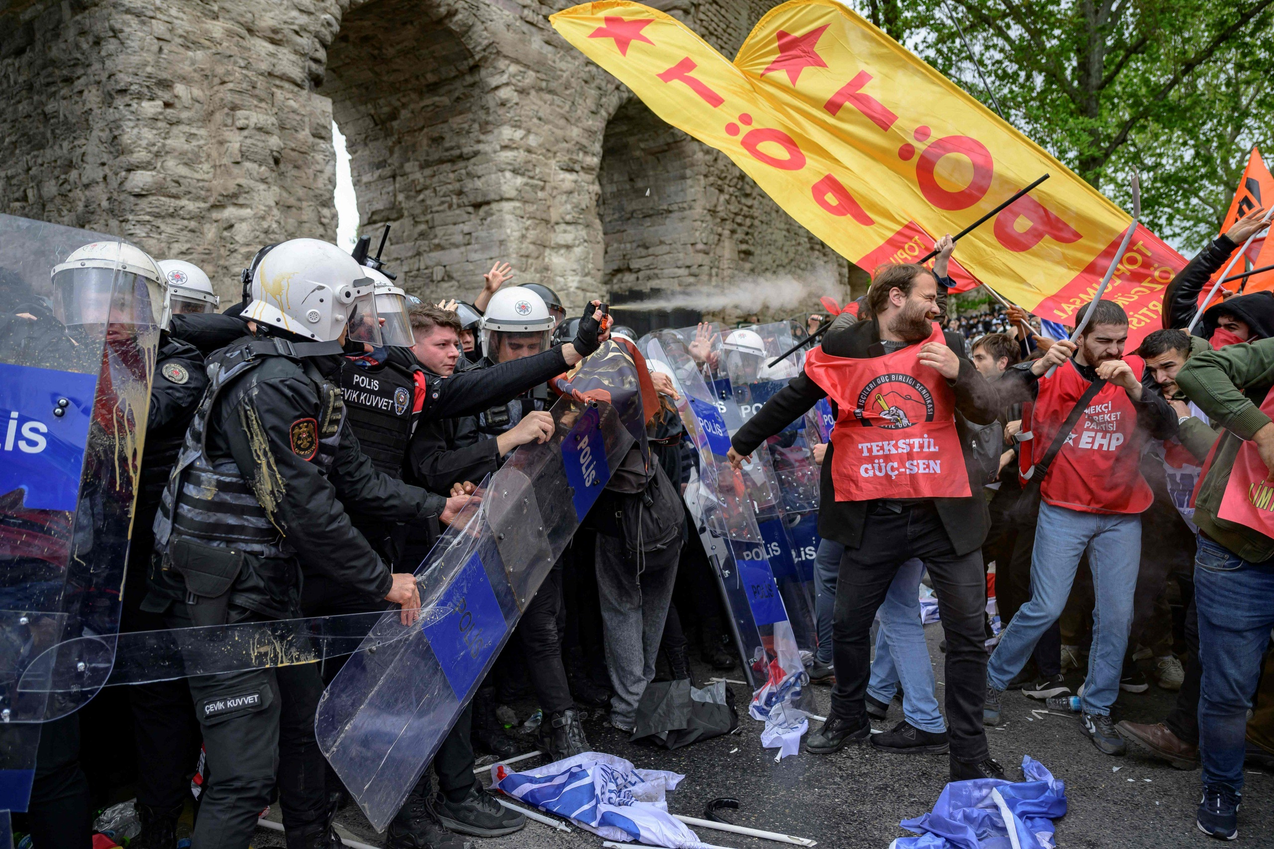 istanbulissa pidätettiin yli kaksisataa ihmistä vapunpäivän mielenilmauksessa