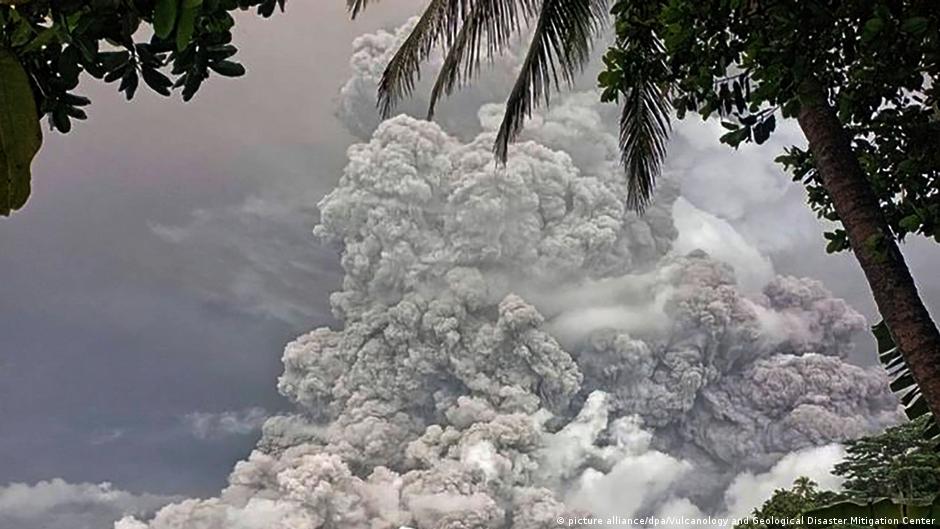 großflächige evakuierung nach vulkanausbruch in indonesien