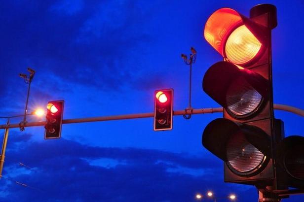 trafik ışıkları neden hep yuvarlak şekildedir? trafik lambalarında neden kırmızı, sarı, yeşil renk kullanılır?