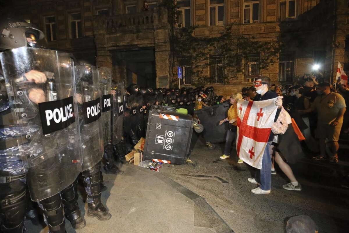caos in georgia, barricate e disordini contro la legge ‘russa’ per reprimere il dissenso: decine di arresti e feriti