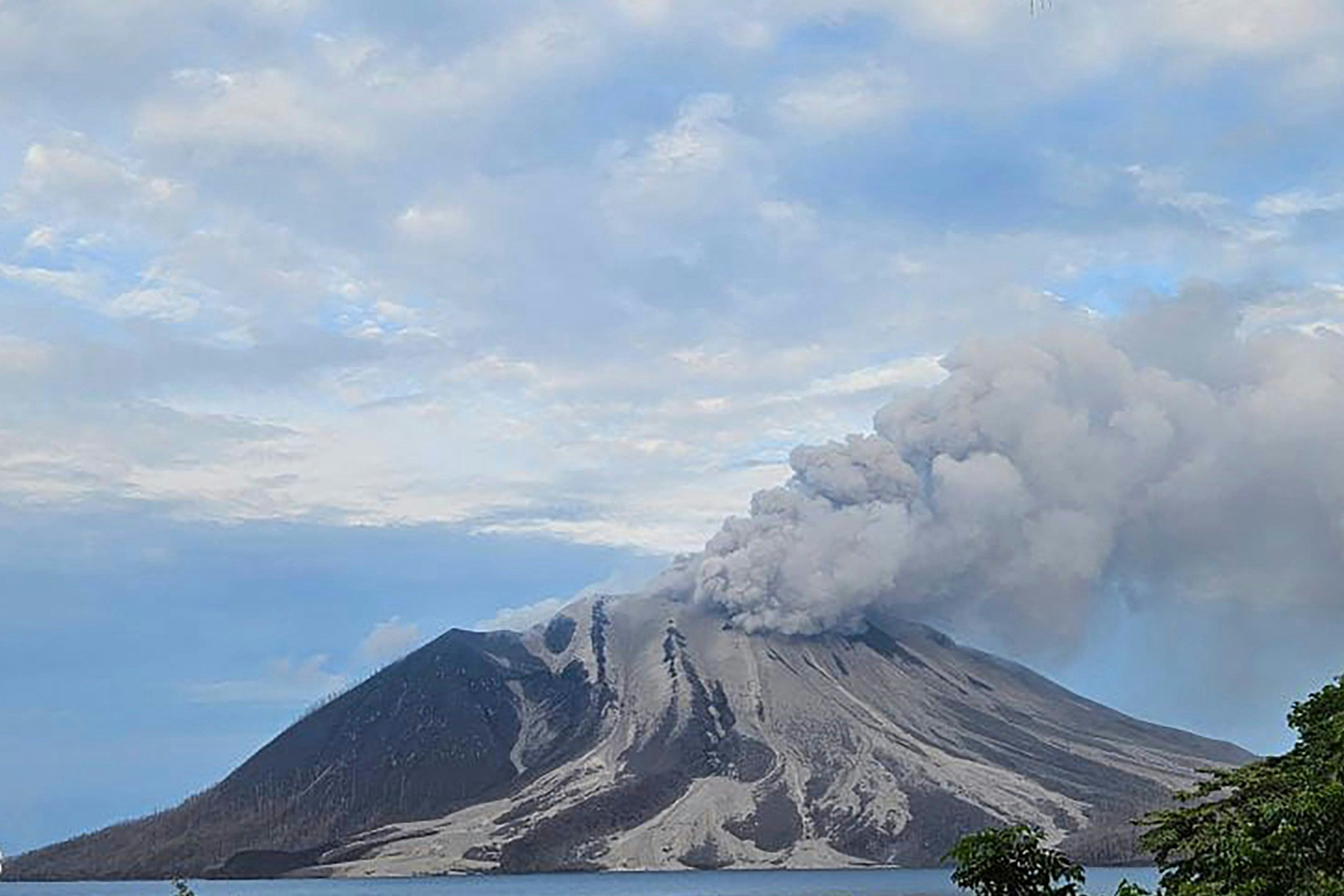 tsunami-gefahr: tausende evakuierungen nach vulkanausbruch in indonesien – flughäfen geschlossen
