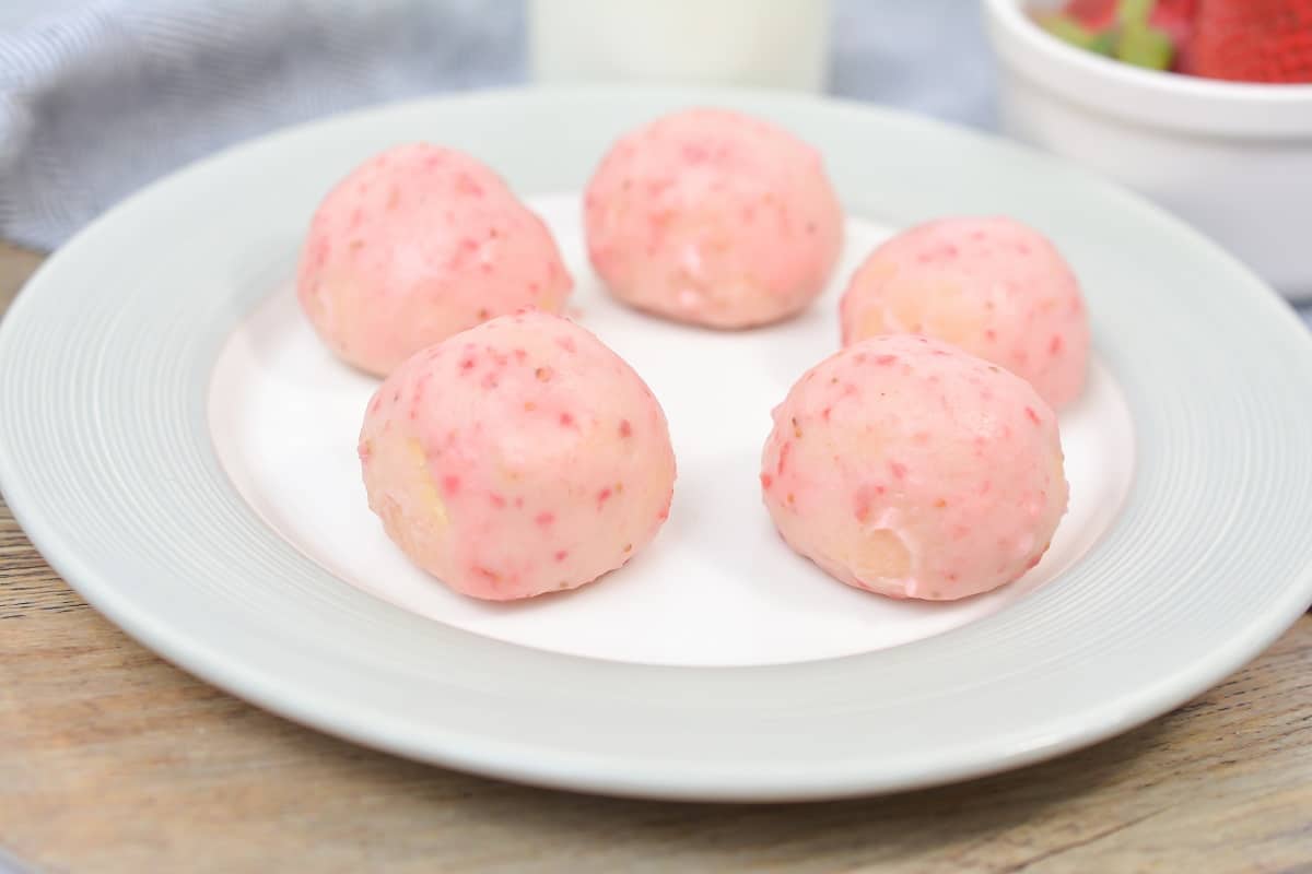 <p>Satisfy your sweet cravings with Strawberry Donut Holes, a healthier alternative to traditional fried donuts. Easy to whip up, they offer a guilt-free indulgence for those looking to start their day on a lighter note without compromising on taste.<br><strong>Get the Recipe: </strong><a href="https://trinakrug.com/strawberry-shakeology-donut-holes-low-carb-gluten-free/?utm_source=msn&utm_medium=page&utm_campaign=msn">Strawberry Donut Holes</a></p> <div class="remoji_bar">          <div class="remoji_error_bar">   Error happened.   </div>  </div> <p>The post <a href="https://fooddrinklife.com/breakfasts-you-can-whip-up-faster-than-you-can-get-dressed/">15 breakfasts you can whip up faster than you can get dressed</a> appeared first on <a href="https://fooddrinklife.com">Food Drink Life</a>.</p>