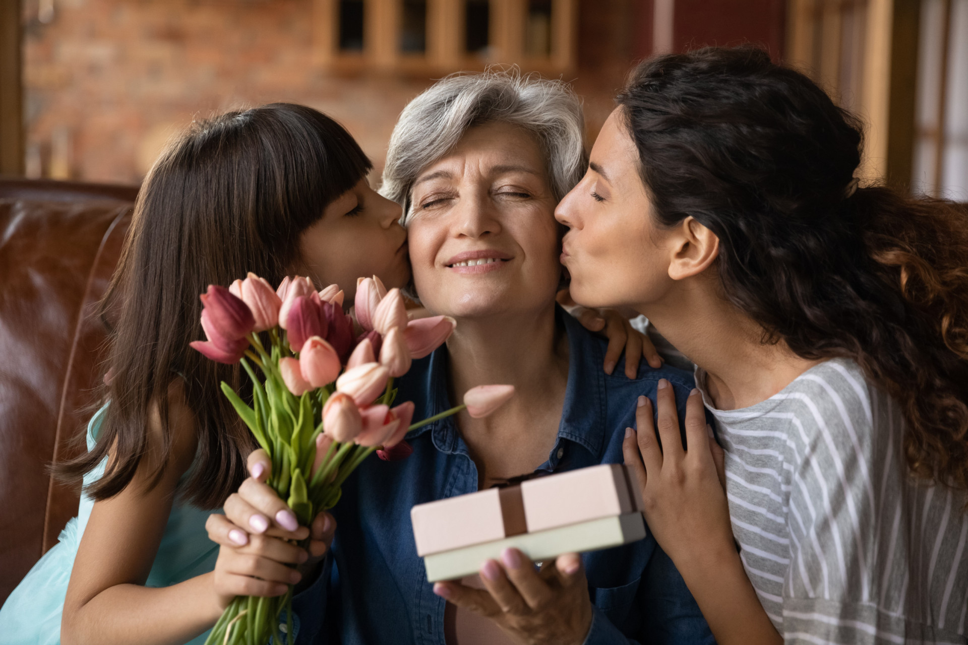 <p>A classic favorite is to send mom some flowers and chocolates. This is a quick way to tell her you love her and that she’s on your mind.</p><p>You may also like:<a href="https://www.starsinsider.com/n/445357?utm_source=msn.com&utm_medium=display&utm_campaign=referral_description&utm_content=708861en-us"> Check out the resemblance between these famous fathers and sons!</a></p>