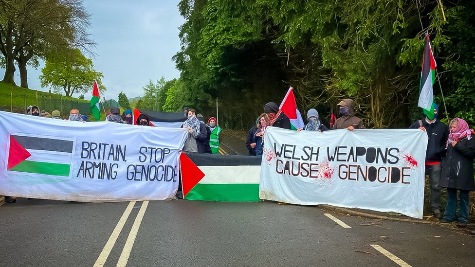 pro-palestinian protestors block weapons plant