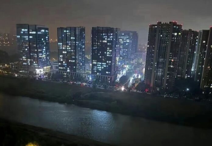 ภาพฝนถล่มหนักในจีน โซเชียลแตกตื่น 'ฟ้าตอนเที่ยงกลายเป็นกลางคืน'