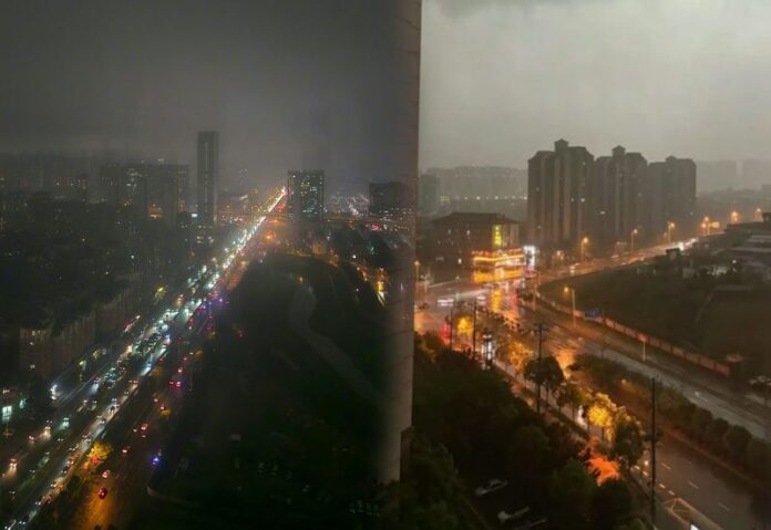 ภาพฝนถล่มหนักในจีน โซเชียลแตกตื่น 'ฟ้าตอนเที่ยงกลายเป็นกลางคืน'