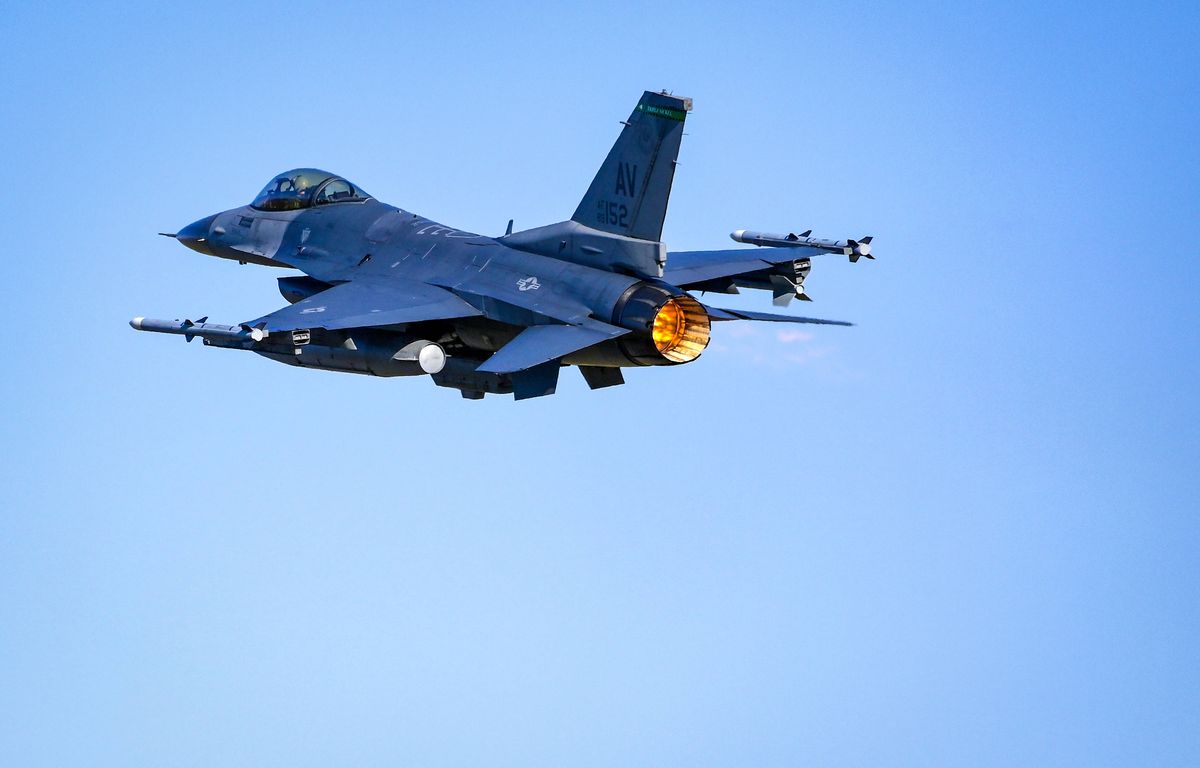 etats-unis : un avion de chasse f-16 « fighting falcon » s’écrase dans le parc national white sands