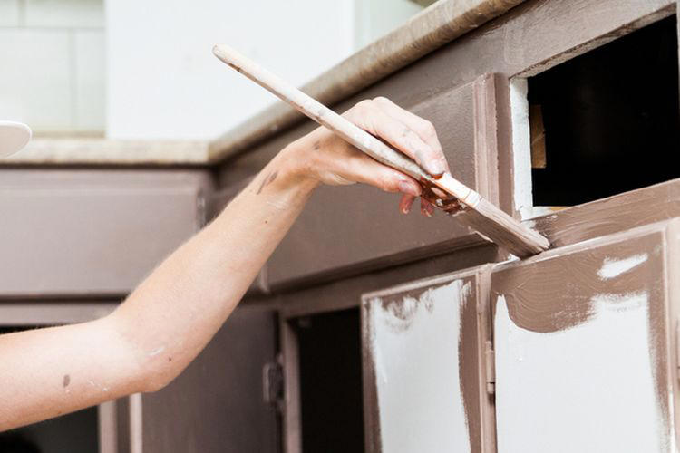 5 alasan mengapa lapisan cat lemari dapur anda mudah terkelupas