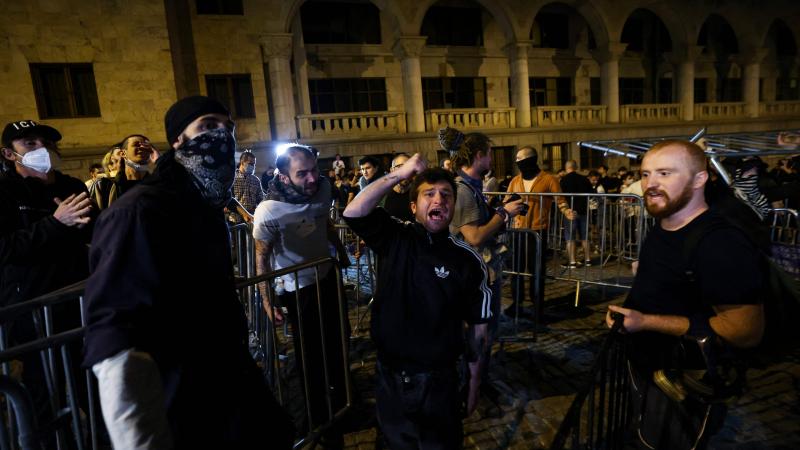 géorgie : une soixantaine de manifestants pro-européens arrêtés, borell « condamne fermement » le recours à la force