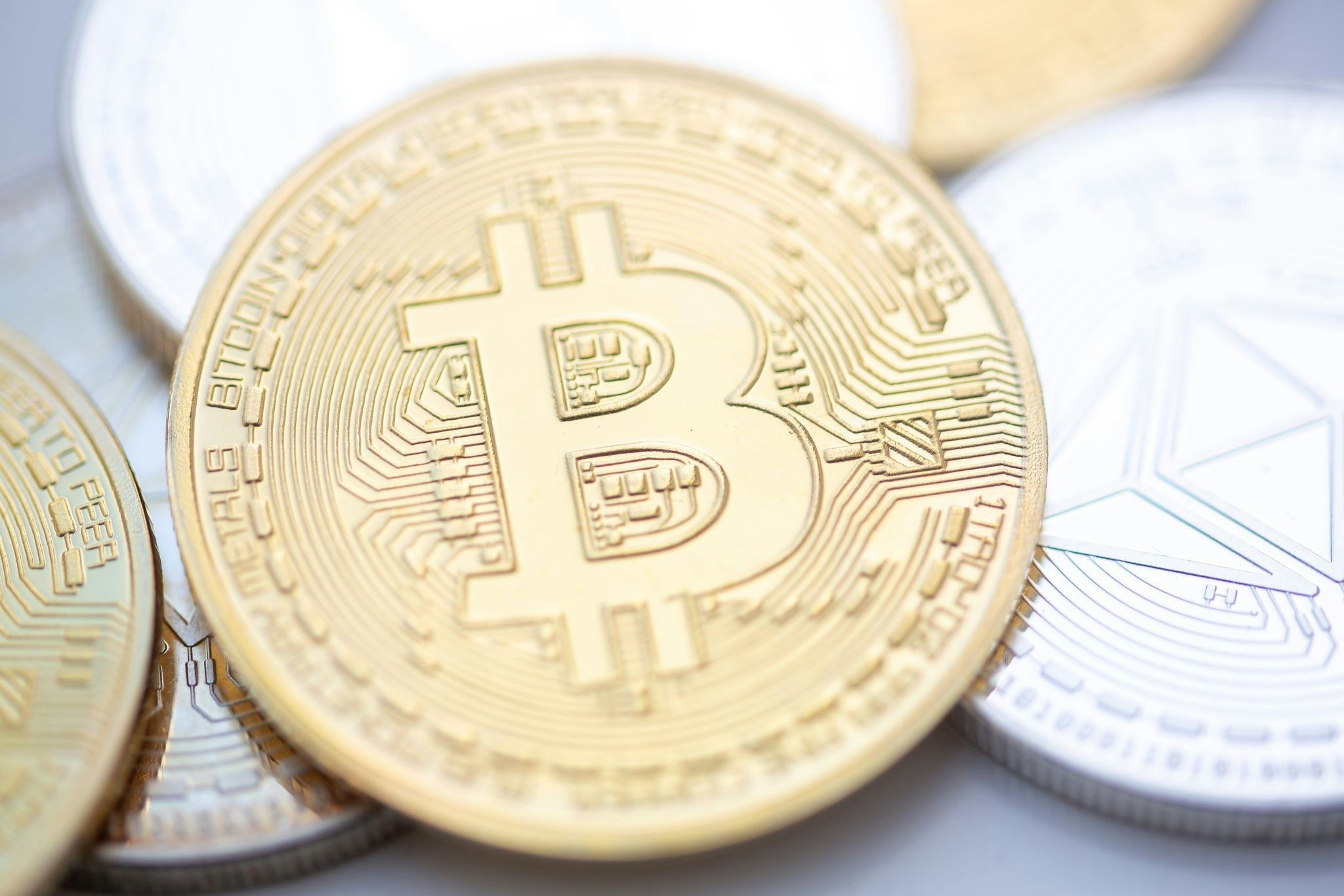 digitalwährungen: krypto-kurse sacken ab - bitcoin fällt unter 58.000 dollar
