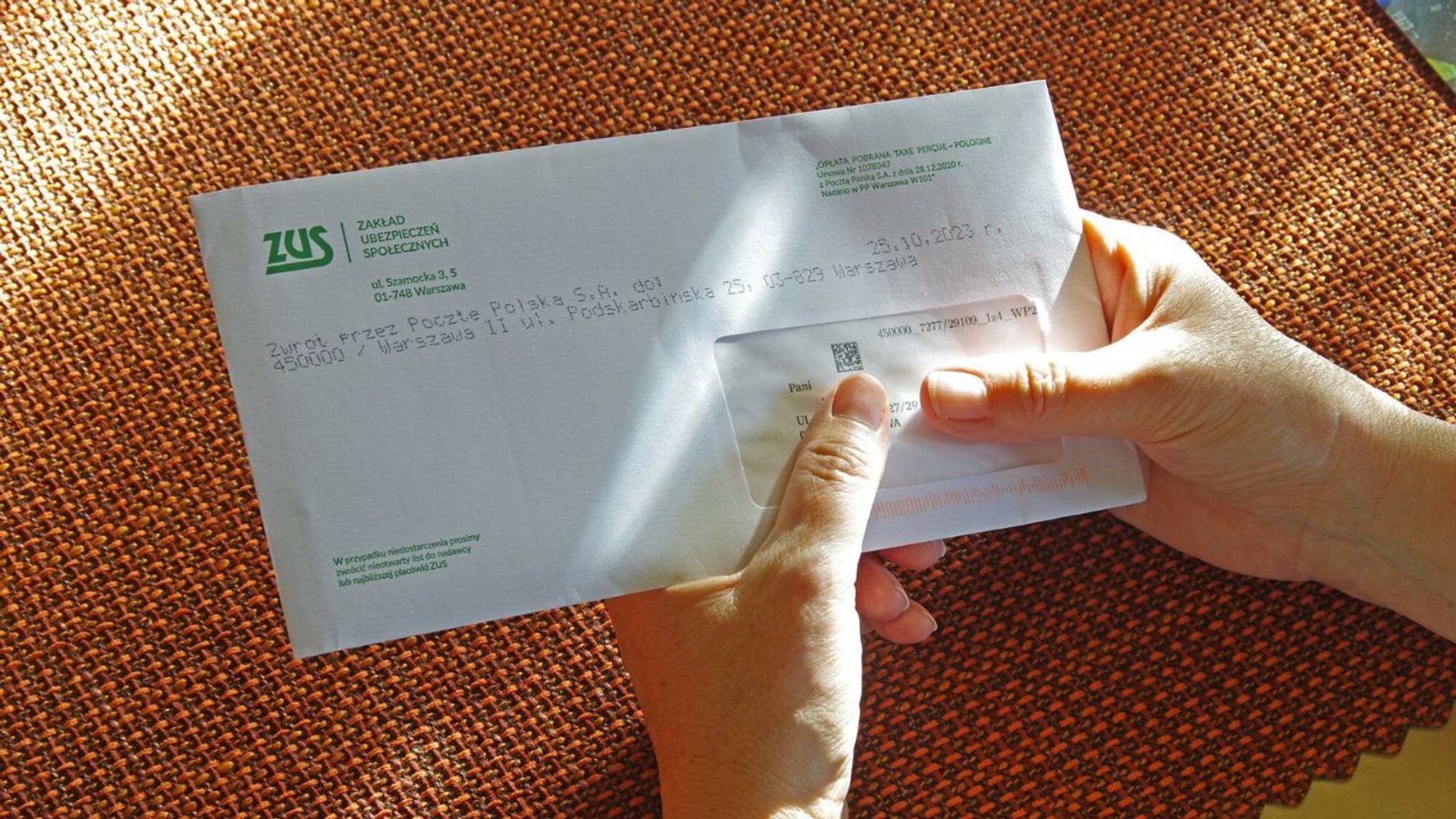 zus rozsyła pilne listy do emerytów. w kopercie dwa ważne pisma