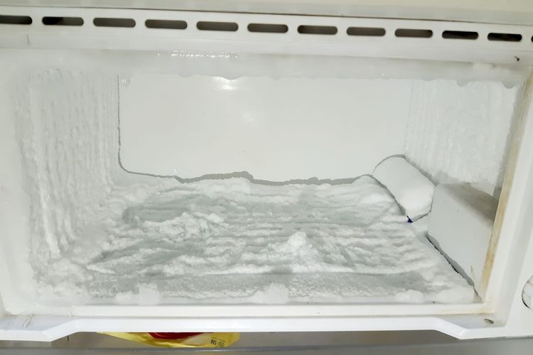 cara membersihkan bunga es di freezer dengan cepat, kuncinya pakai bahan ini