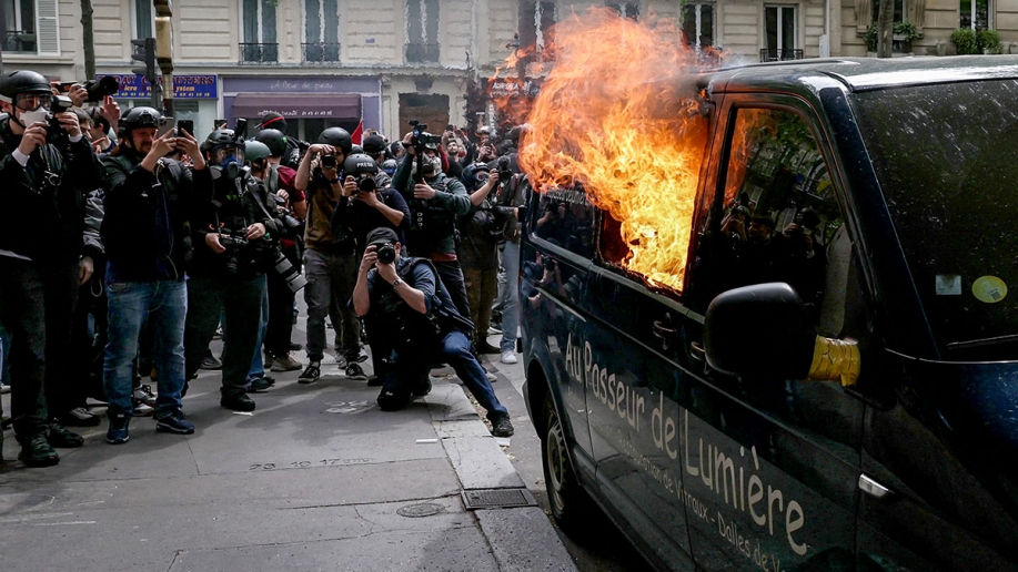 fortes tension à paris lors de manifestations du 1er mai: des policiers blessés, de nombreuses interpellations