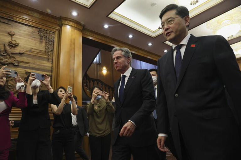 El secretario de Estado de Estados Unidos, Antony J. Blinken, en el centro, visita a su homólogo chino en ese momento, Qin Gang, en Pekín en 2023. ((Leah Millis / Associated Press))