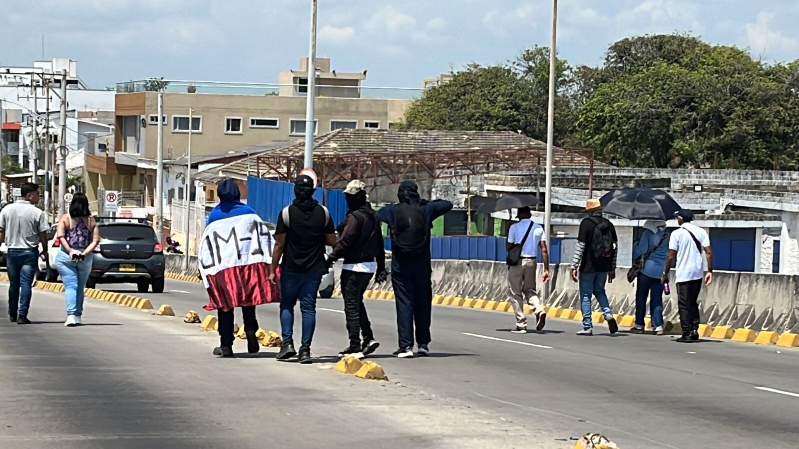 accidentado inicio de marcha a favor del gobierno petro en barranquilla: peleas a golpes entre manifestantes y ataques a la prensa