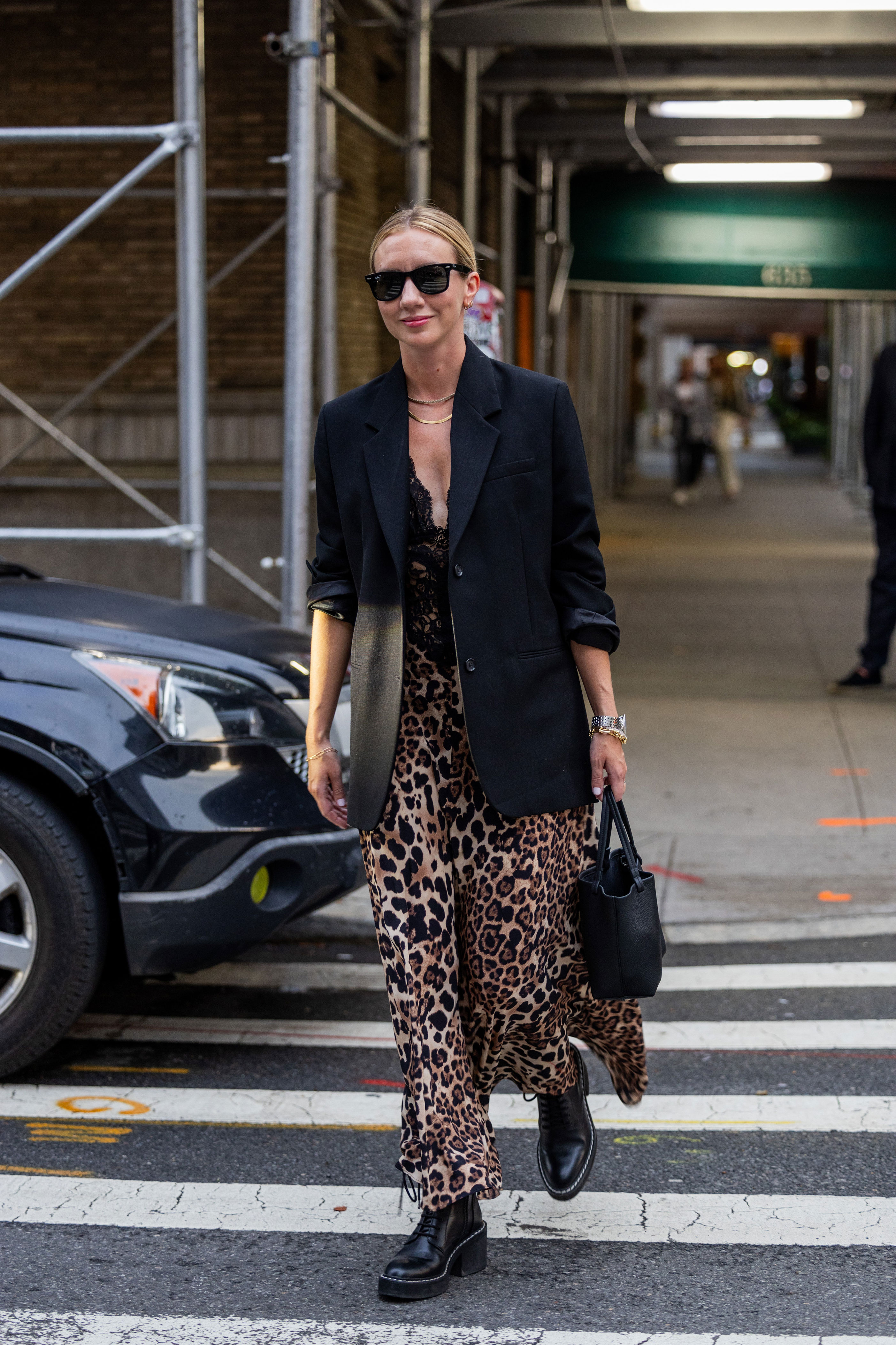 donatella versace lució en los 90 el vestido de animal print de leopardo que es tendencia en 2024