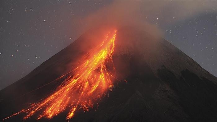 endonezya'da yanardağ paniği! on binlerce kişi tahliye edildi