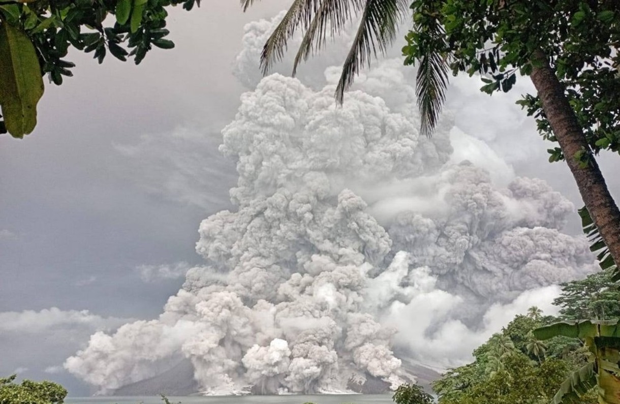 indonesia's dramatic volcano eruption caught on video