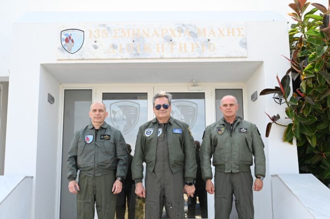 αρχηγός γεα: επισκέφτηκε μονάδες της πολεμικής αεροπορίας στα νησιά - αντάλλαξε ευχές με το προσωπικό των μονάδων