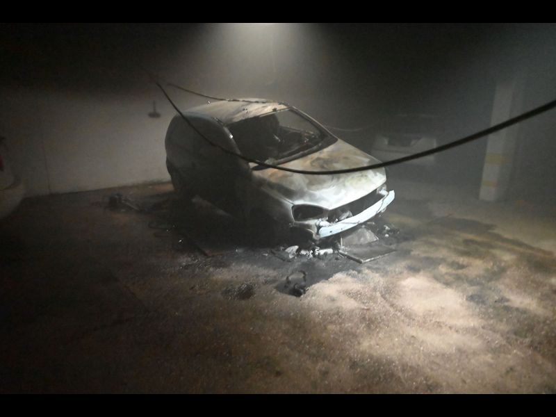 feuerwehreinsatz in der pradler straße: auto in tiefgarage brannte