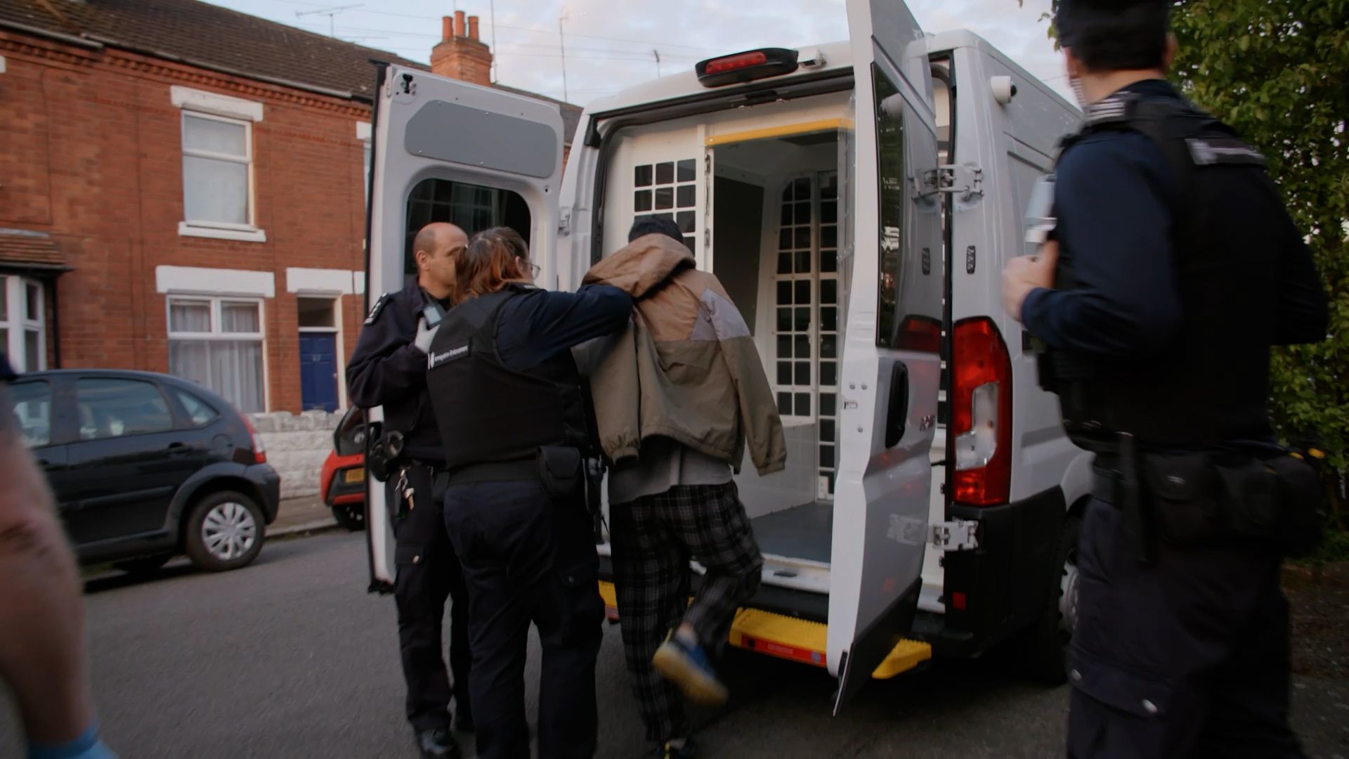 großbritannien: rishi sunak lässt illegal eingereiste menschen festnehmen, um sie abzuschieben