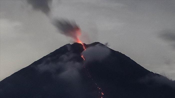 endonezya'da yanardağ paniği! on binlerce kişi tahliye edildi