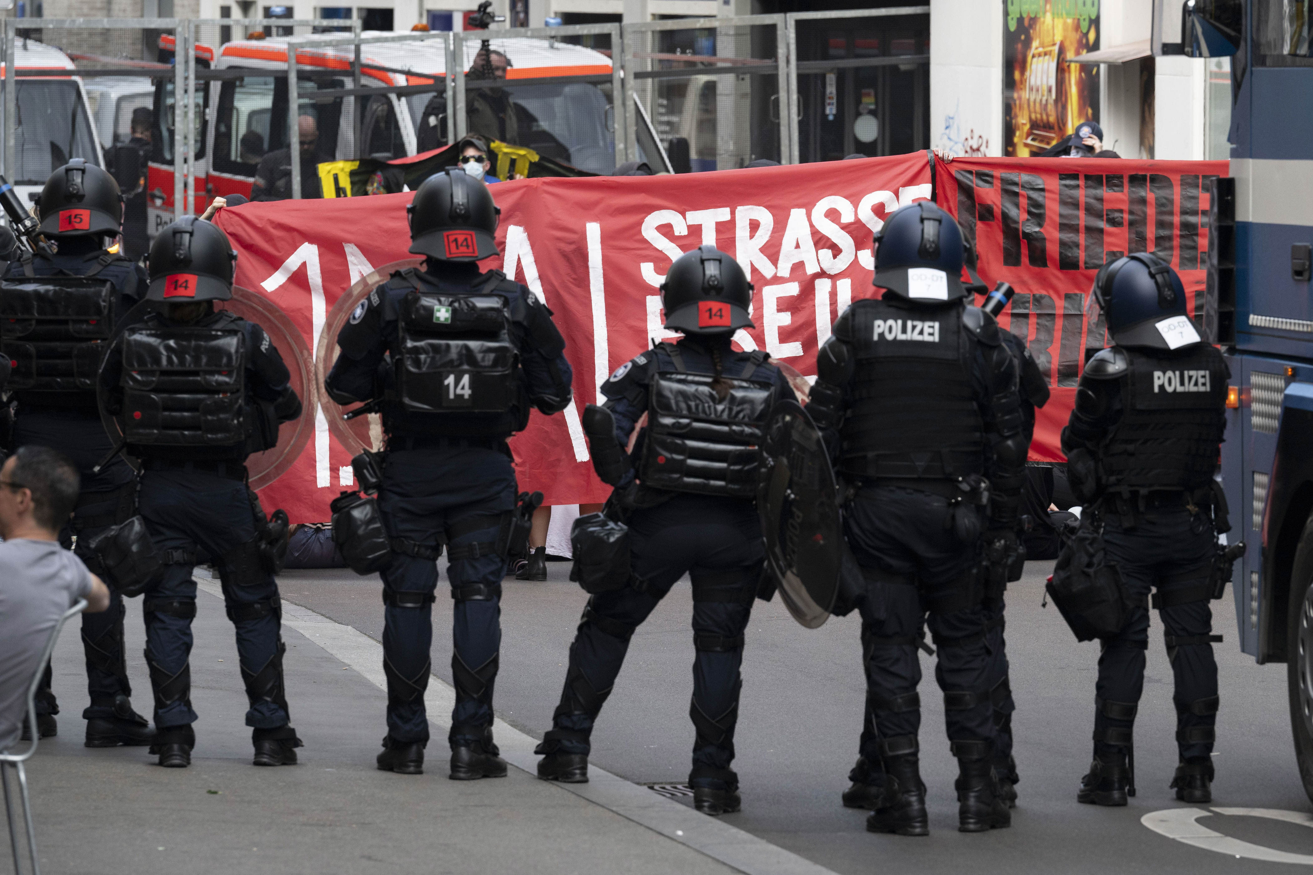 1. mai in zürich: polizei nimmt zwei junge frauen fest, die für attacke auf läderach-filiale an de bahnhofstrasse verantwortlich sein sollen