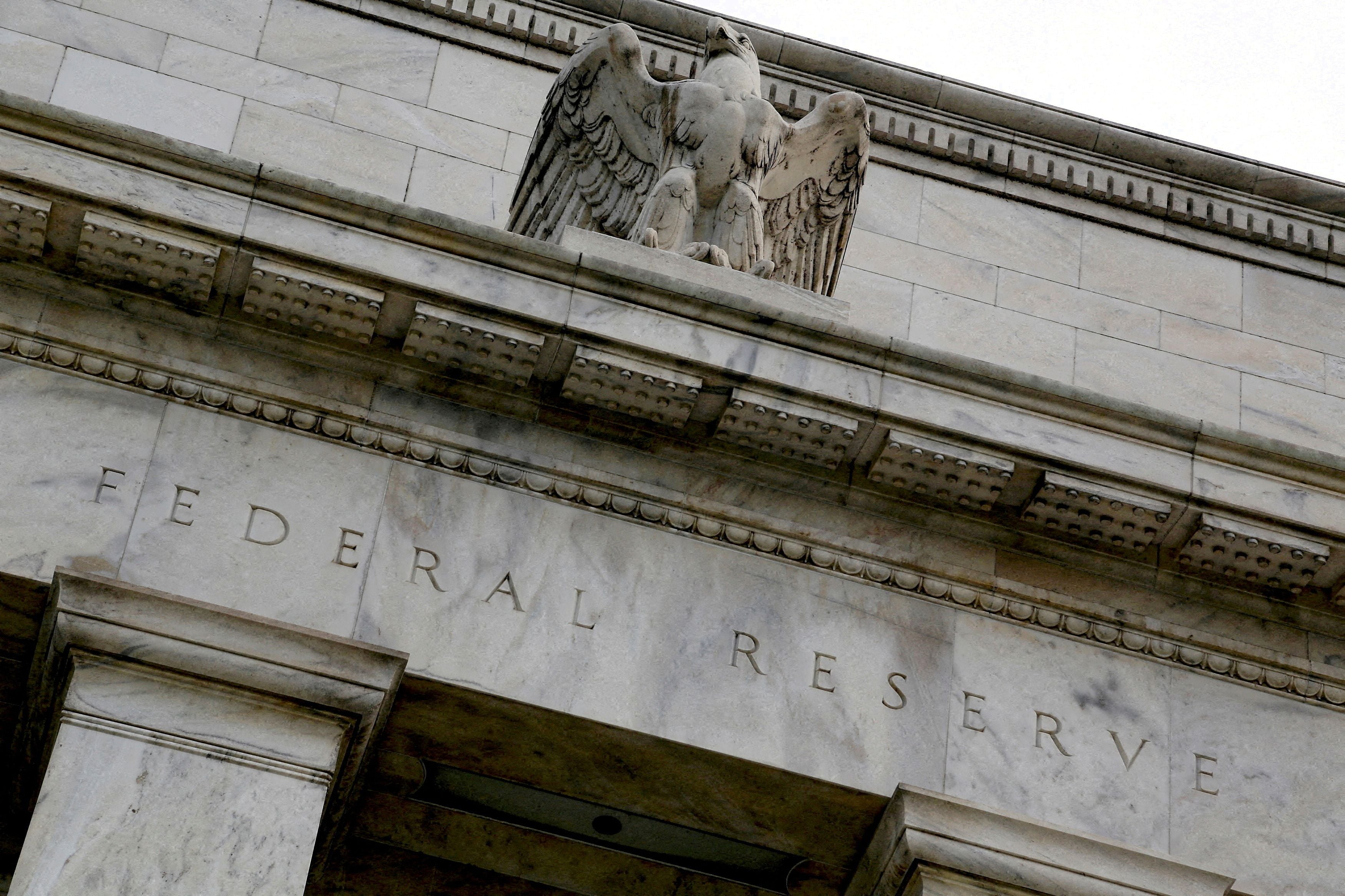 la reserva federal mantiene las tasas y señala “falta de avance” hacia meta de inflación