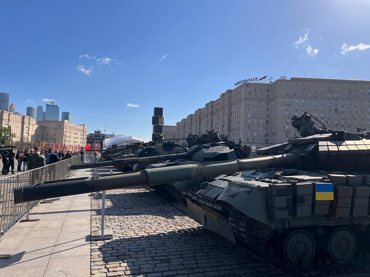 moszkvai majális: közszemlére tették a háborúban zsákmányolt nyugati fegyvereket