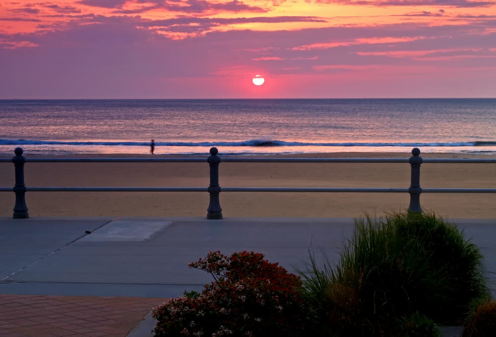 <p>Virginia offers an array of beaches and waterfronts ideal for swimming, sunbathing, and water activities. Among them is Virginia Beach—a destination that allures millions of tourists annually.<br> This three-mile beach is perfect for swimming, sunbathing, and catching waves. Nearby are a variety of restaurants, shops, and attractions.</p>