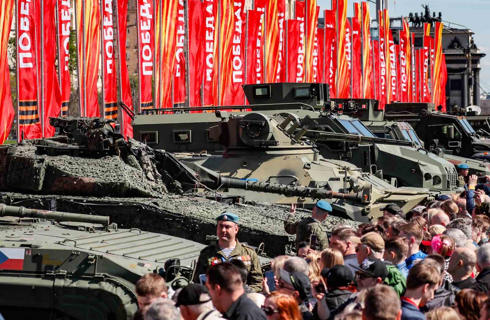 rusya, ukrayna ordusundan ele geçirdiği batı teçhizatını sergiliyor