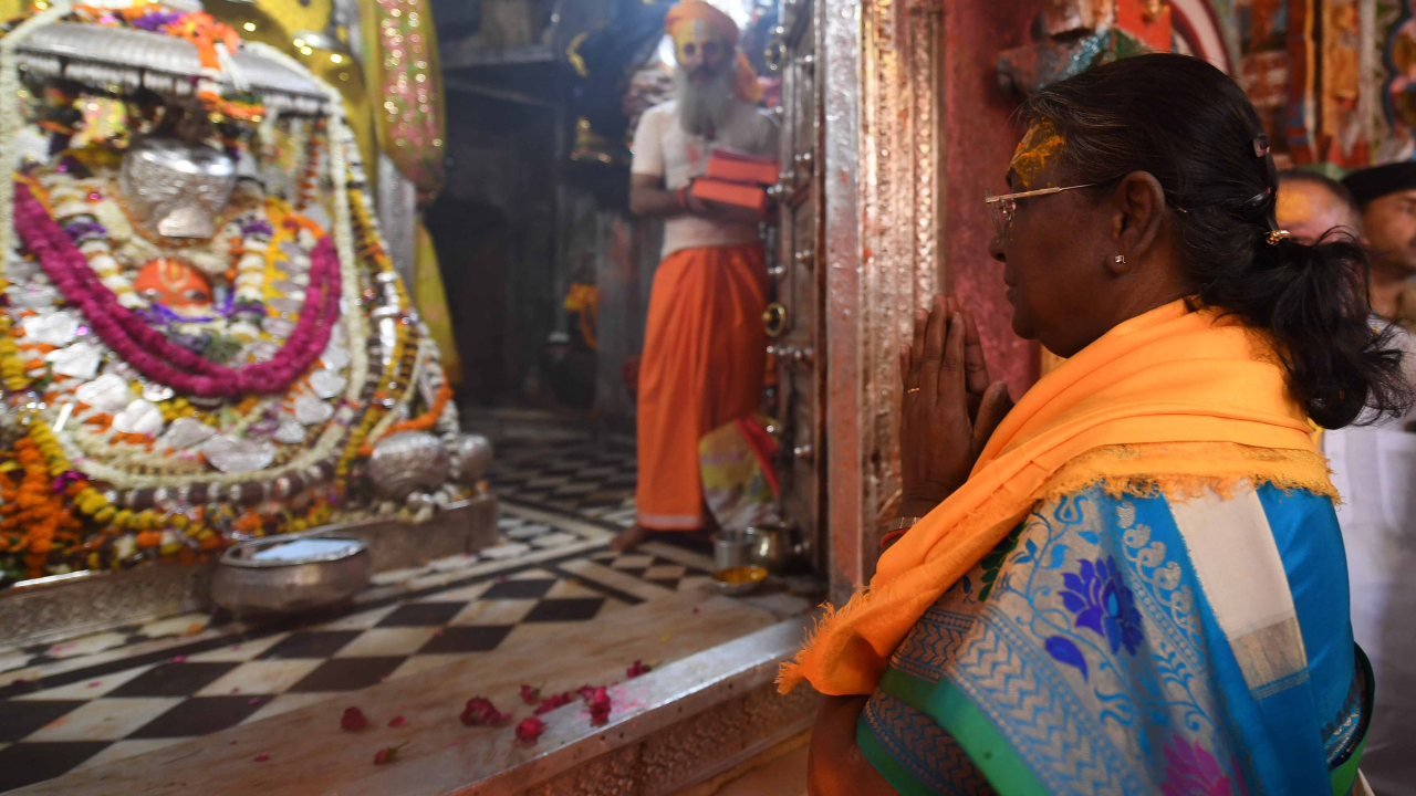 president droupadi murmu offers prayer at ram temple in ayodhya