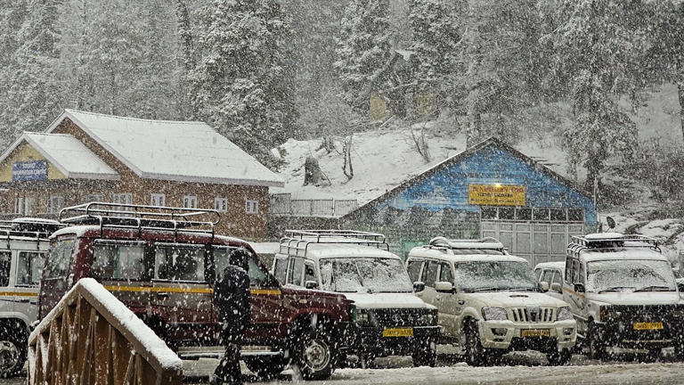 Kashmir grapples with unusual spring snowfall after dry winter spell