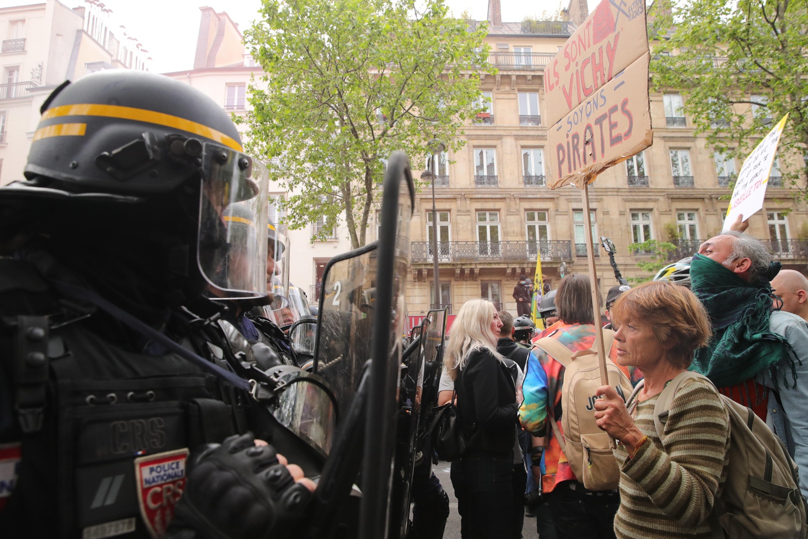 decenas de detenidos y una docena de agentes heridos en las manifestaciones en francia