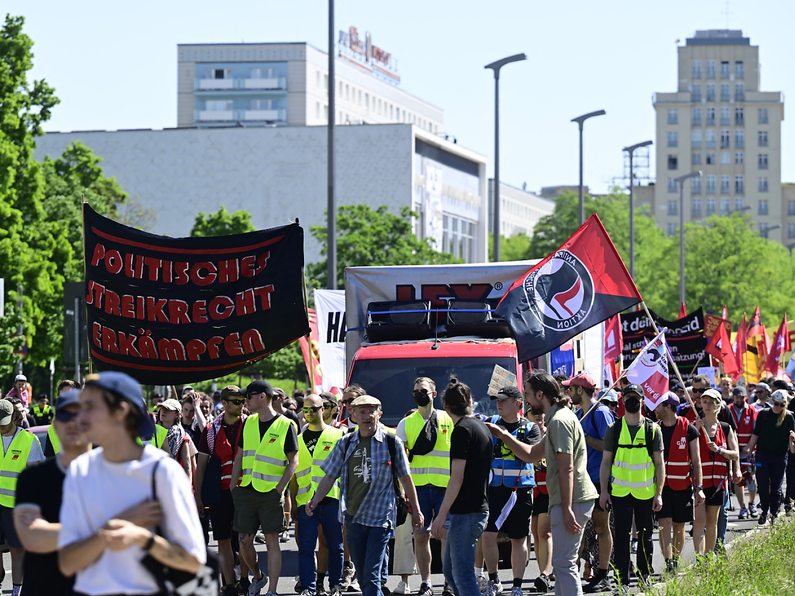mehr als zehntausend bei linken demos in deutschland
