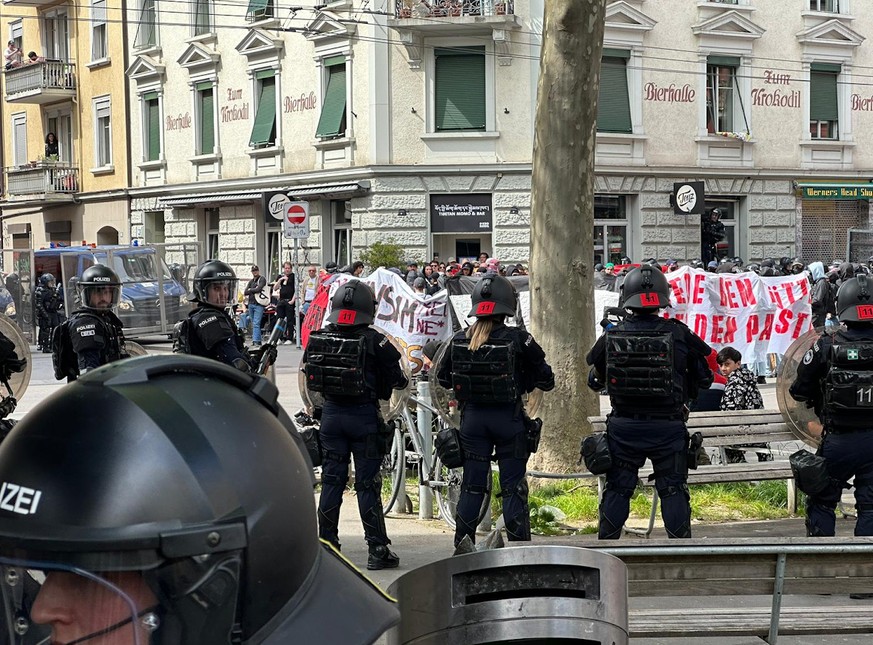 unbewilligte demo zieht durch zürich – und wird von der polizei eingekesselt