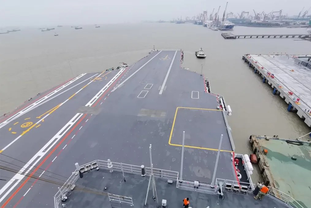 el portaaviones más nuevo de china sale al mar por primera vez a realizar pruebas de navegación
