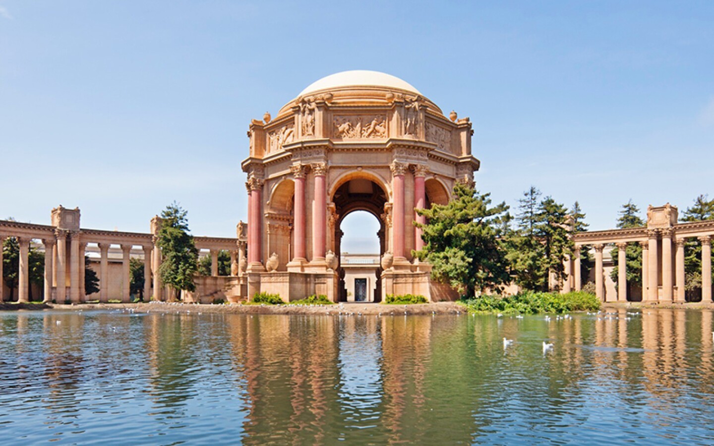 <a>The unique architecture for the Palace of Fine Arts makes it a recognizable landmark.</a>