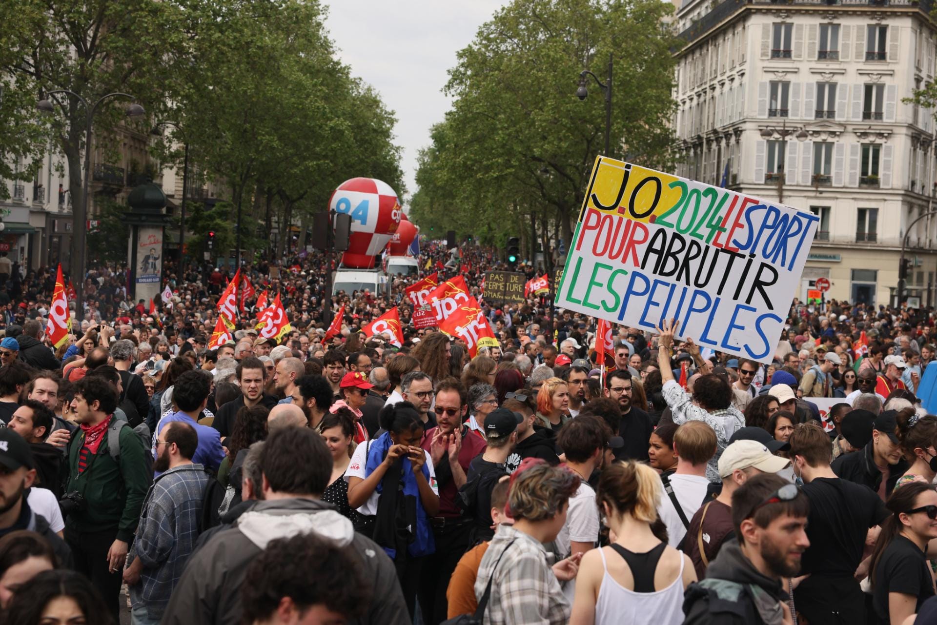 desfiles do 1.º de maio marcados por incidentes, greves, detidos e feridos pelo mundo fora